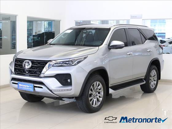 TOYOTA HILUX SW4 2.8 D-4D TURBO DIESEL SRX 4X4 AUTOMÁTICO